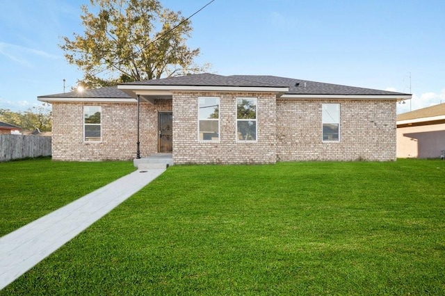 ranch-style house featuring a front yard