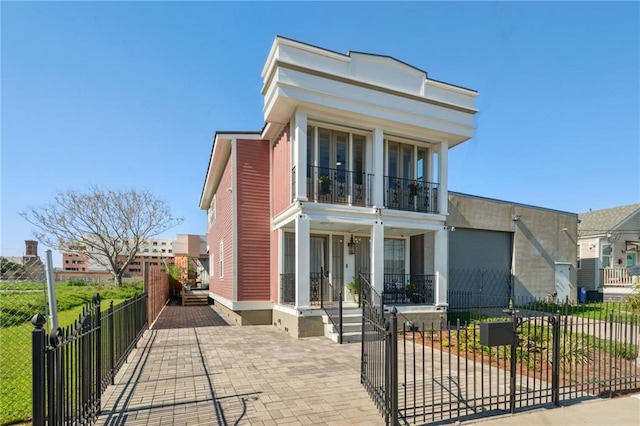 view of front of property featuring a balcony