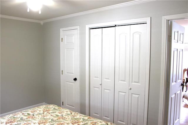 unfurnished bedroom with ceiling fan and crown molding