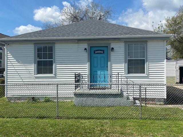 view of front facade with a front yard