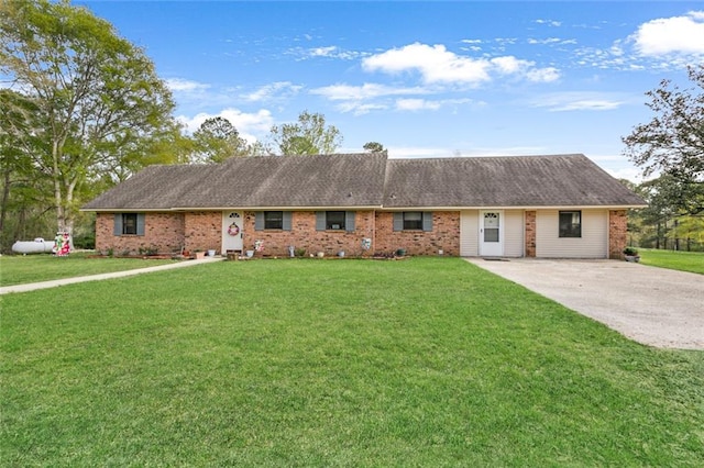 single story home with a front lawn