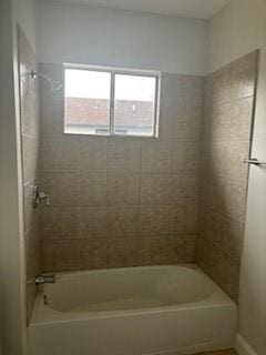 bathroom with tiled shower / bath combo