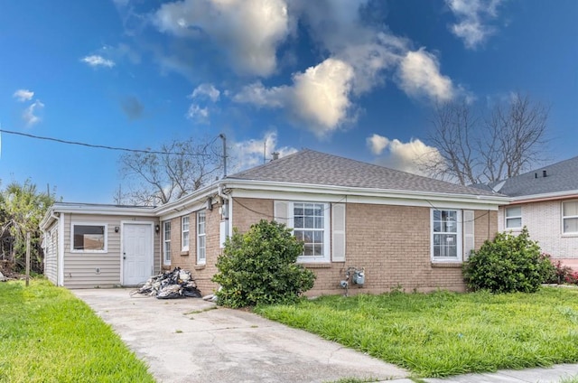 single story home with a front yard