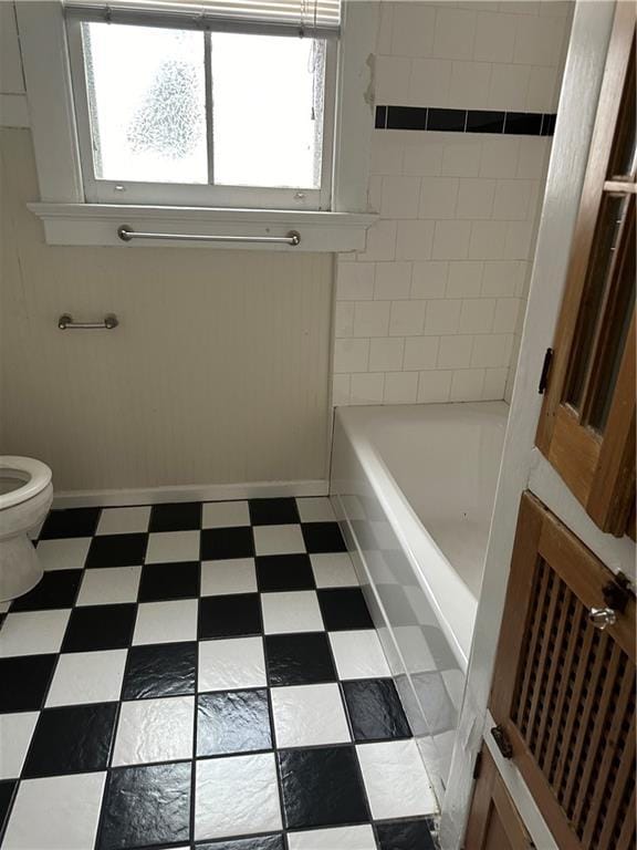 bathroom featuring toilet and a bathtub