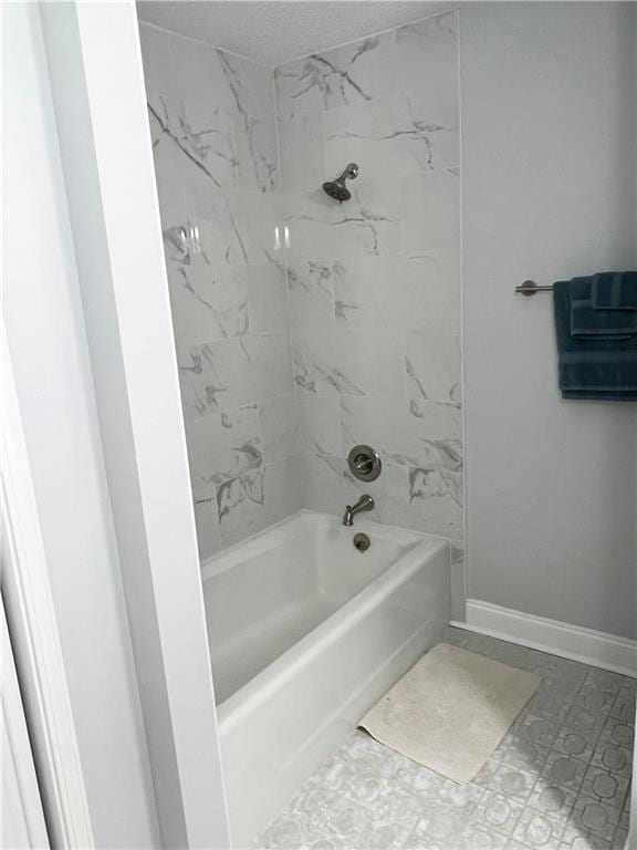 bathroom with tiled shower / bath combo