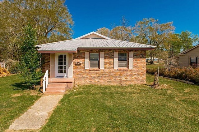 view of front of house with a front lawn