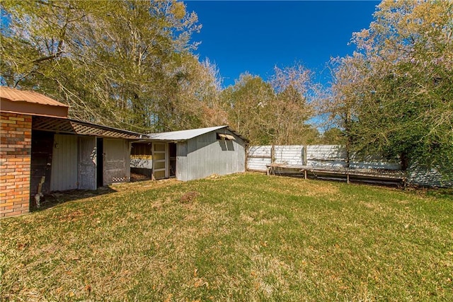 view of yard with an outdoor structure