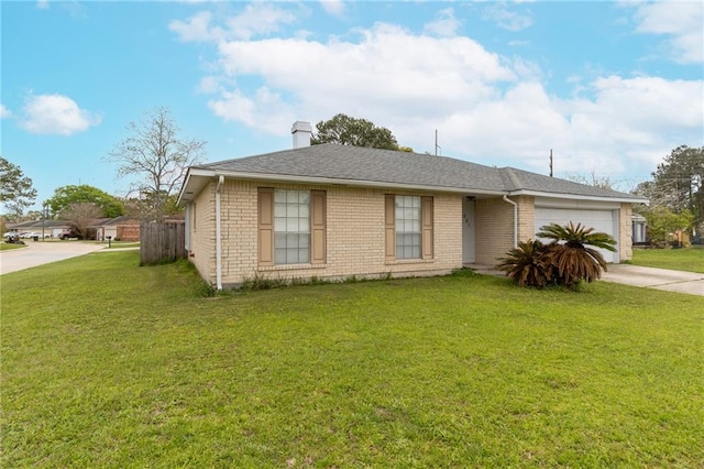 view of front of home featuring a front lawn and a garage