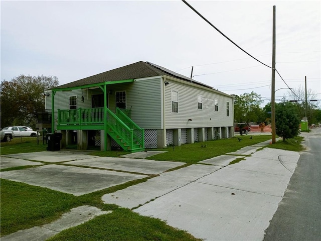 view of front of property featuring a front lawn