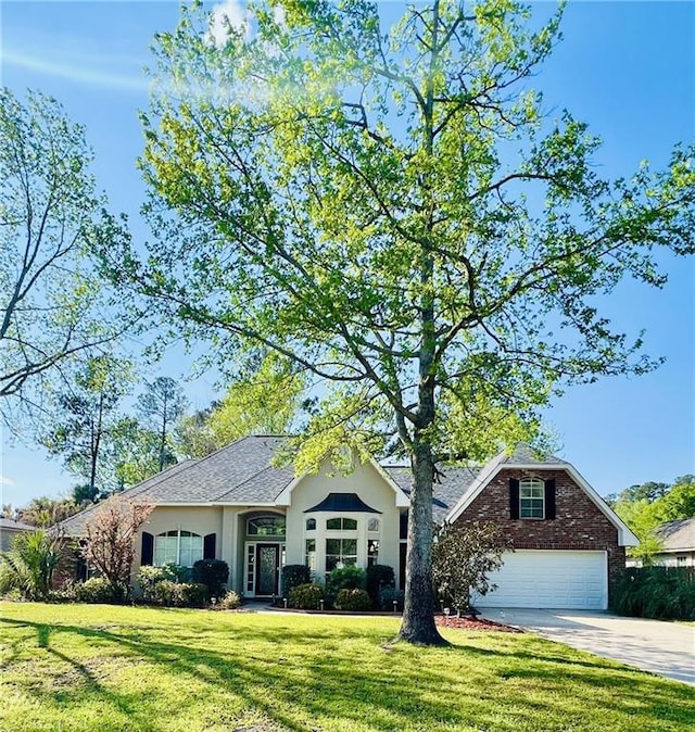 single story home with a front lawn