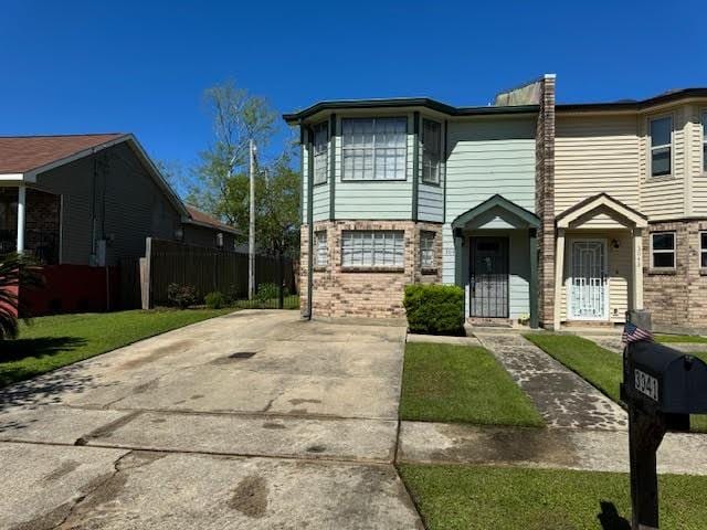 view of front of house featuring a front lawn