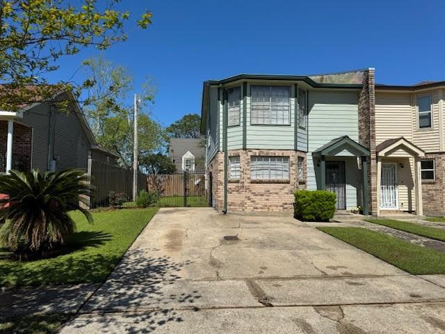 view of front of home featuring a front lawn