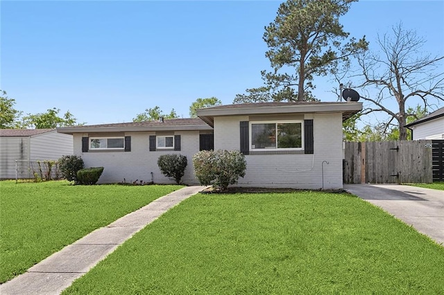 view of front facade featuring a front lawn