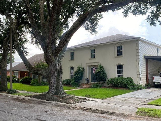 view of front of home featuring a front lawn