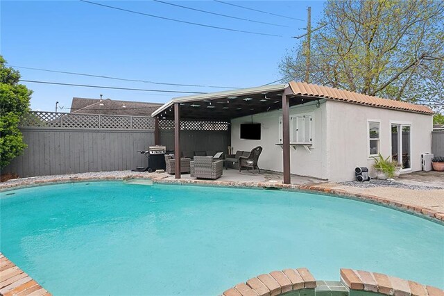 view of pool featuring outdoor lounge area