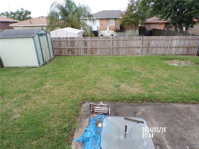 view of yard with a shed