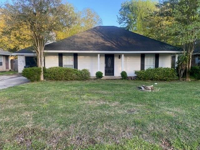 ranch-style home featuring a front yard