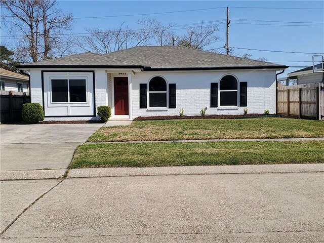 view of front of house featuring a front lawn