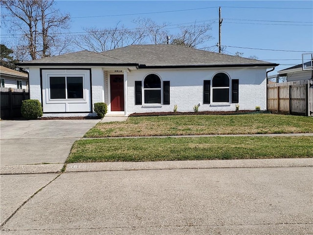 view of front of house featuring a front lawn