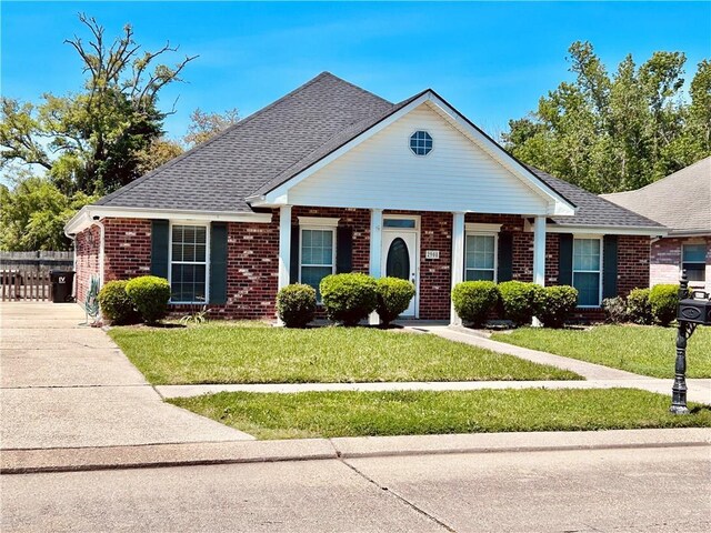 view of front of property with a front yard