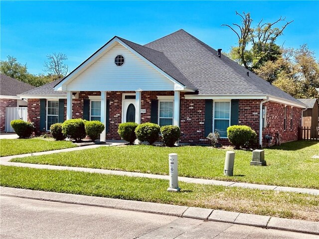 view of front of property featuring a front yard