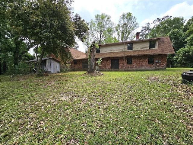 view of front facade featuring a shed and a front yard