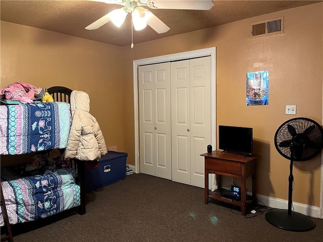 bedroom featuring carpet, ceiling fan, a textured ceiling, and a closet