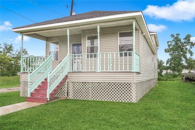 view of front facade featuring a front lawn and a porch