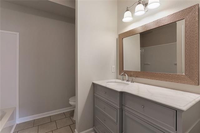 full bathroom featuring an inviting chandelier, tile flooring, toilet, vanity, and shower / tub combination