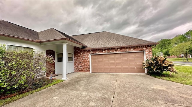 view of front of home featuring a front lawn and a garage