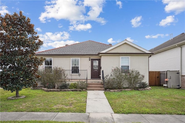 view of front of property featuring a front lawn