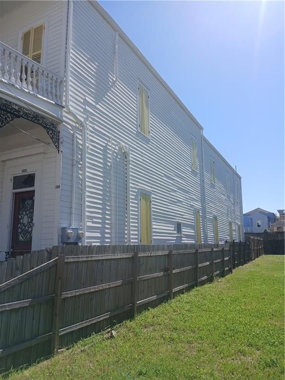 view of side of property featuring a yard