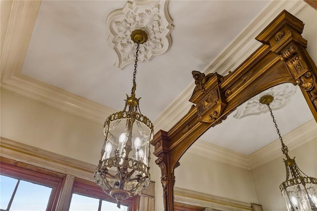 room details featuring a notable chandelier