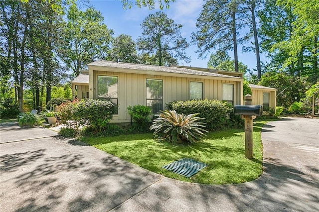 view of front facade featuring a front yard