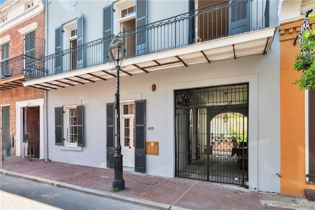 entrance to property featuring a balcony