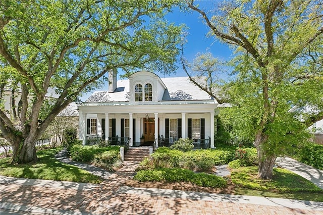 view of front of property featuring a porch