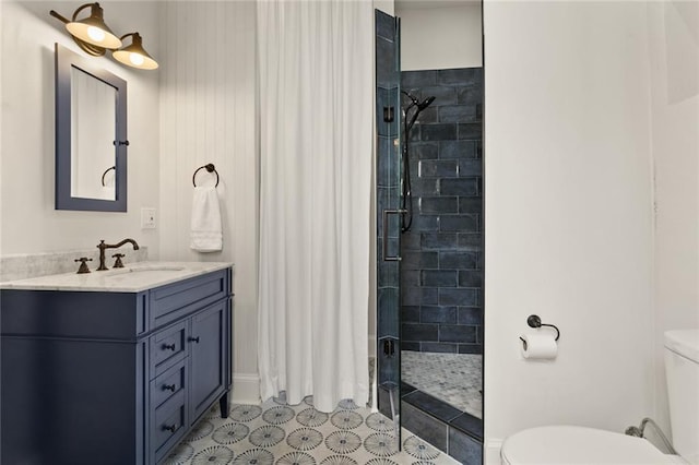 bathroom featuring tiled shower, vanity, and toilet