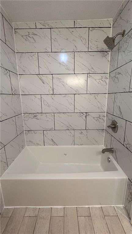 bathroom featuring tiled shower / bath