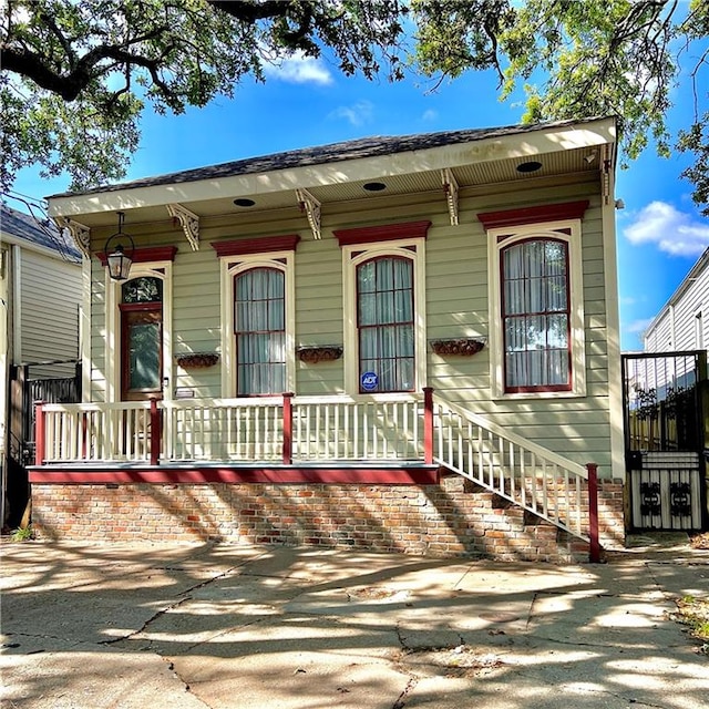 view of front facade featuring a porch