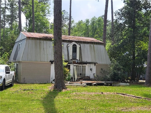 view of front facade featuring an outdoor structure and a front lawn