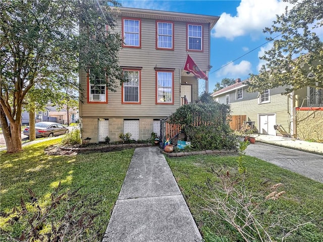 view of front of property featuring a front lawn