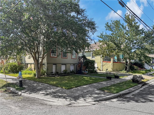 view of front of property with a front yard