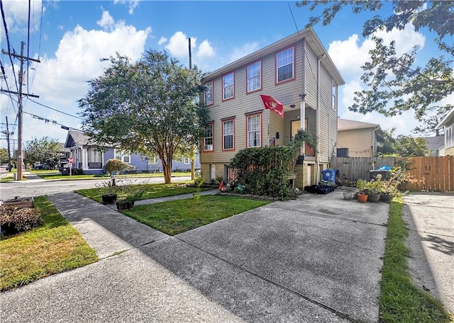 view of front of home featuring a front lawn