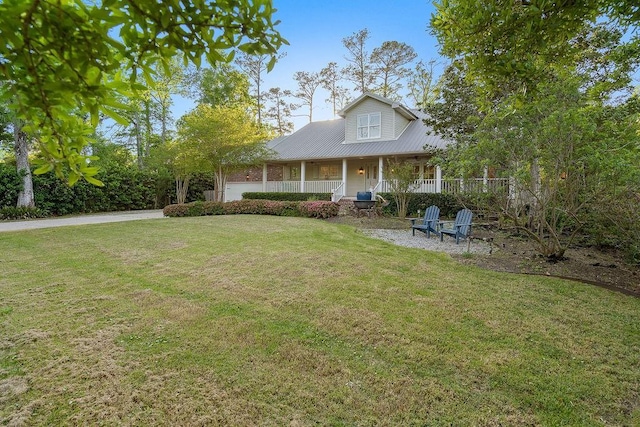 view of front of property featuring a porch and a front yard