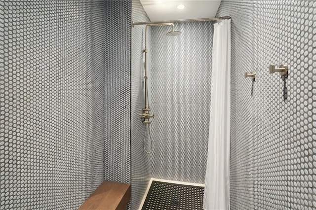 details featuring a shower with curtain