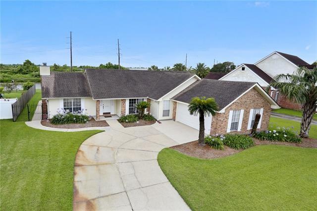 single story home featuring a front yard