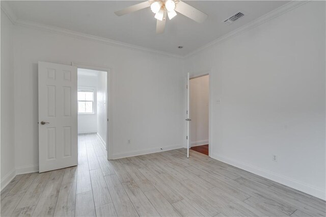 empty room featuring crown molding, light hardwood / wood-style floors, and ceiling fan