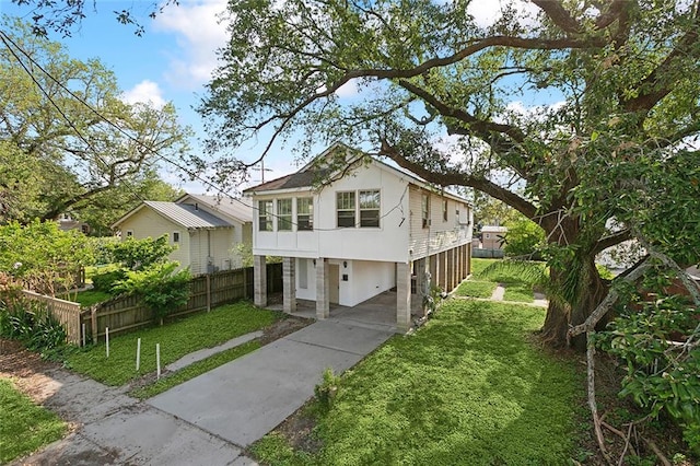 view of front of property with a front lawn