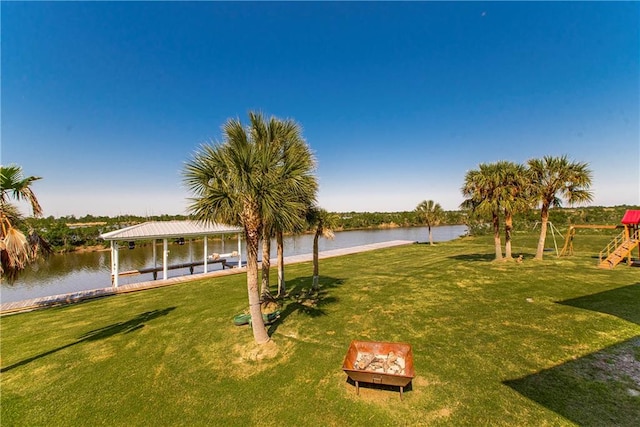 view of yard featuring a water view