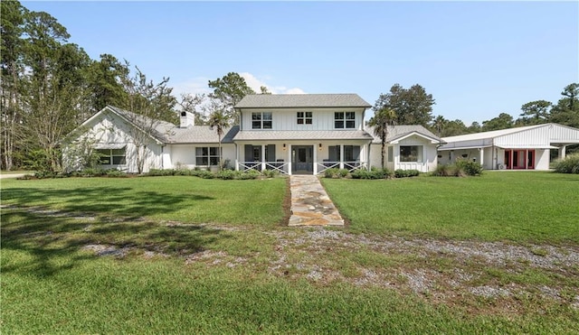 view of front of house featuring a front lawn